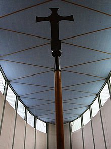 Blick zur Kirchendecke. Im Vordergrund ein Vortragekreuz