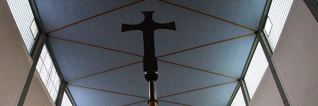 Blick zur Kirchendecke. Im Vordergrund ein Vortragekreuz