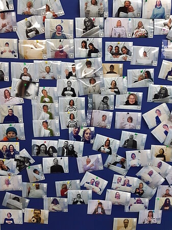 Pinnwand mit Fotos von Menschen in ihrem letzten Hemd