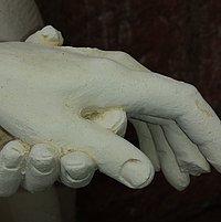 Eine Hand trägt behutsam eine andere Hand
