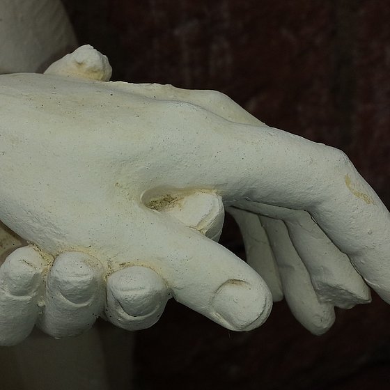 Eine Hand trägt behutsam eine andere Hand