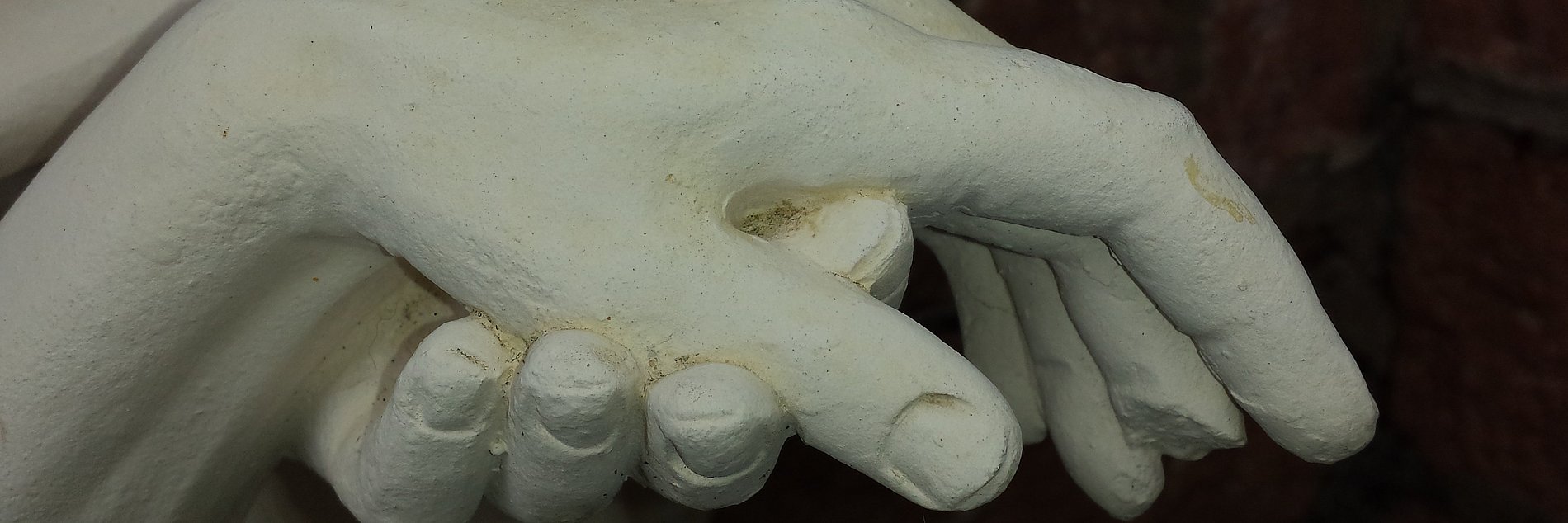 Eine Hand trägt behutsam eine andere Hand