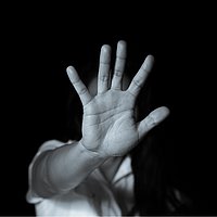 Eine ausgestreckte Hand als Stoppzeichen