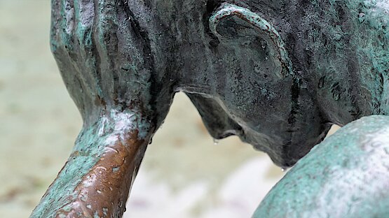 Bronze Skulptur eines niedergeschlagenen Mannes, der sein Gesicht in seinen Händen vergräbt.