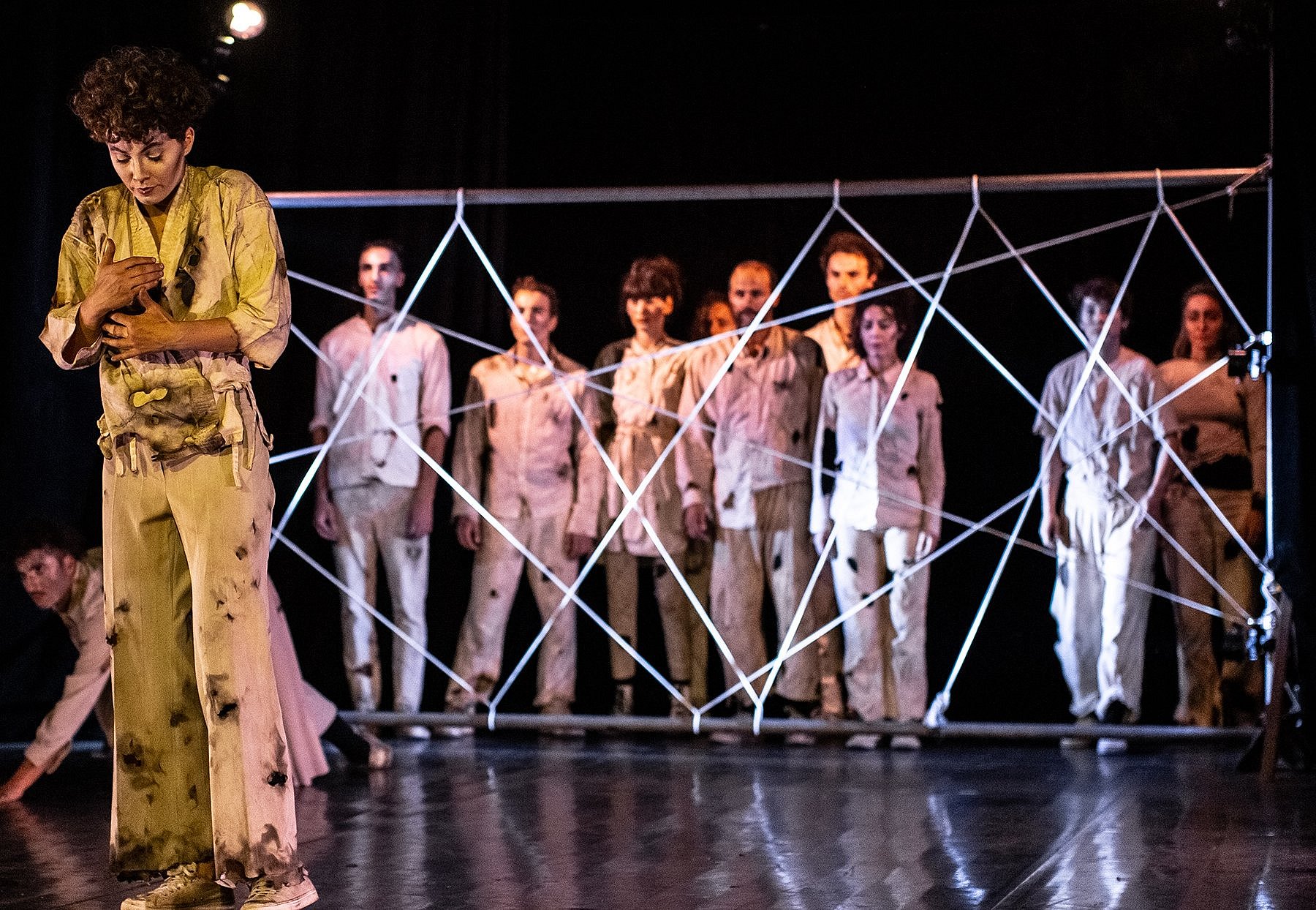 Gruppe bunt gekleideter Schauspieler