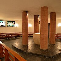 Die Krpta. Vier Säulen umgeben den Altar in der Mitte.