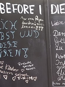 Tafel mit der Aufschrift before I die I want to...