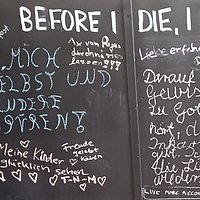 Tafel mit der Aufschrift before I die I want to...