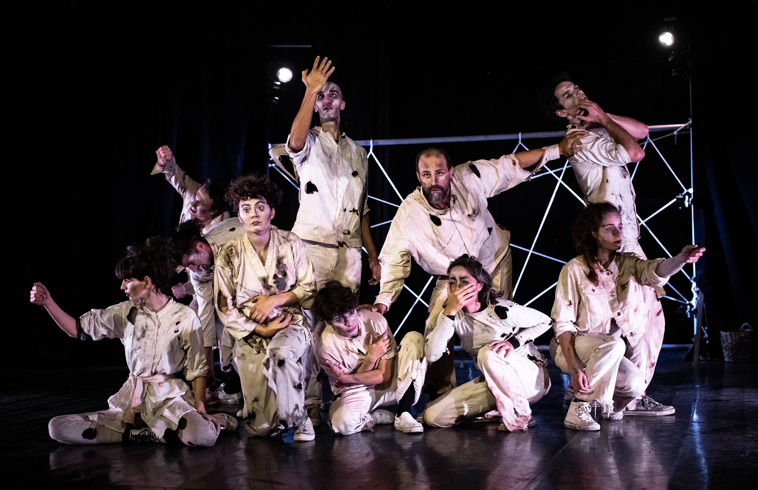 Gruppe weiß gekleideter ascheverschmierter Menschen